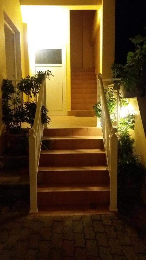 Studios Giota Sarti Luaran gambar