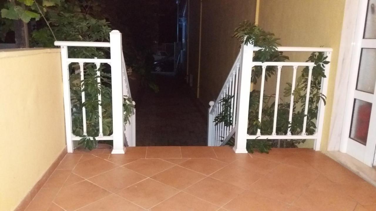 Studios Giota Sarti Luaran gambar